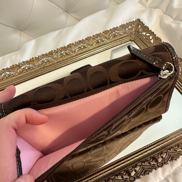 Beautiful Brown Coach Wallet !! - Picture 5 of 8